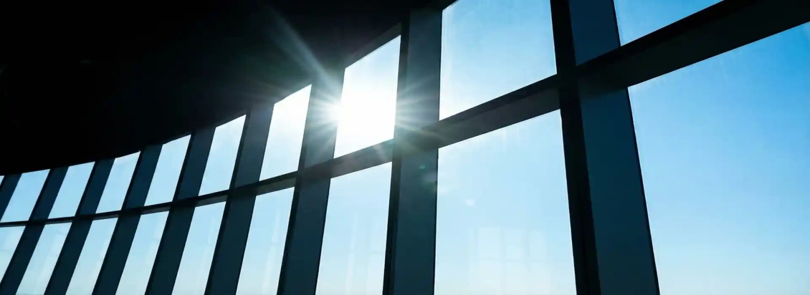 Sonnenlicht fällt durch eine große Fensterfront – Symbolbild für Fenster- und Sonnenschutzfolien